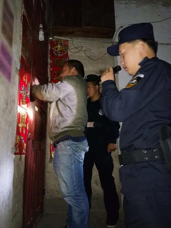 新北粗心妈妈误将幼女锁家中 民警全城寻开锁师傅开门